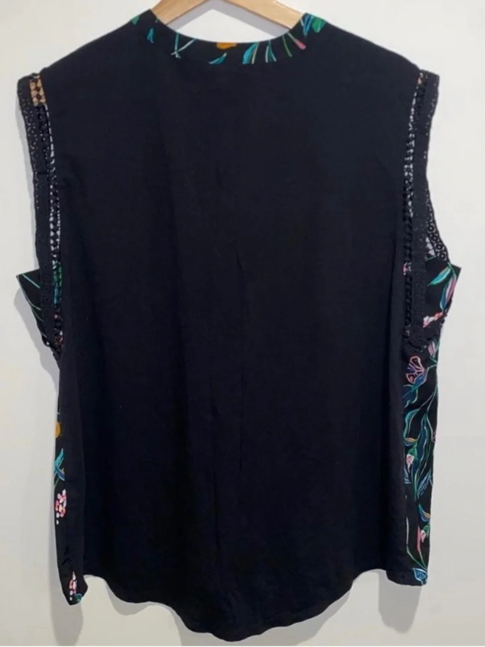 Floral Lace-Trim Sleeveless Top - Black - Picture 5 of 5